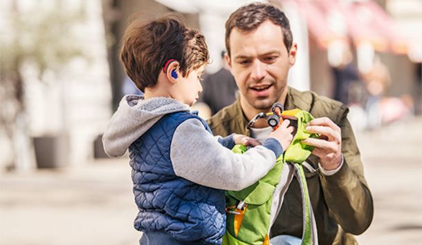 Niño con audífonos